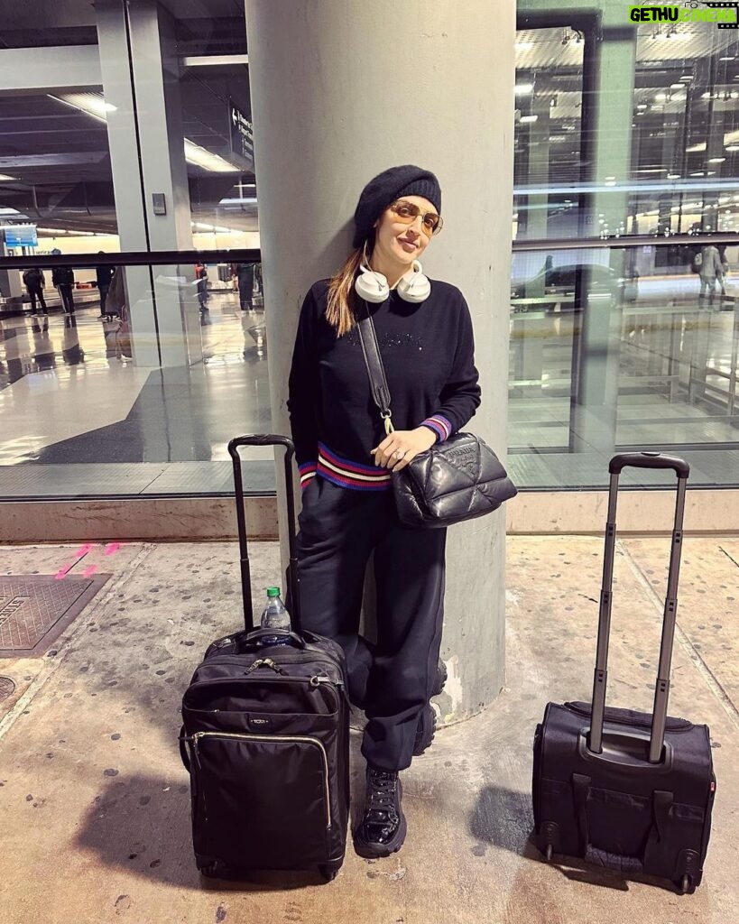 Esha Deol Instagram - From takeoffs to landings & …everything in between 🫶🏼 On my recent work trip that was filled with meeting lots of lovely people .. full of energy 💪🏼♥️🧿 much love & gratitude to everyone I met in 🇺🇸 @palsandpeersentertainment #travel #usa🇺🇸 #workmode #airport #india #gratitude ♥️🧿