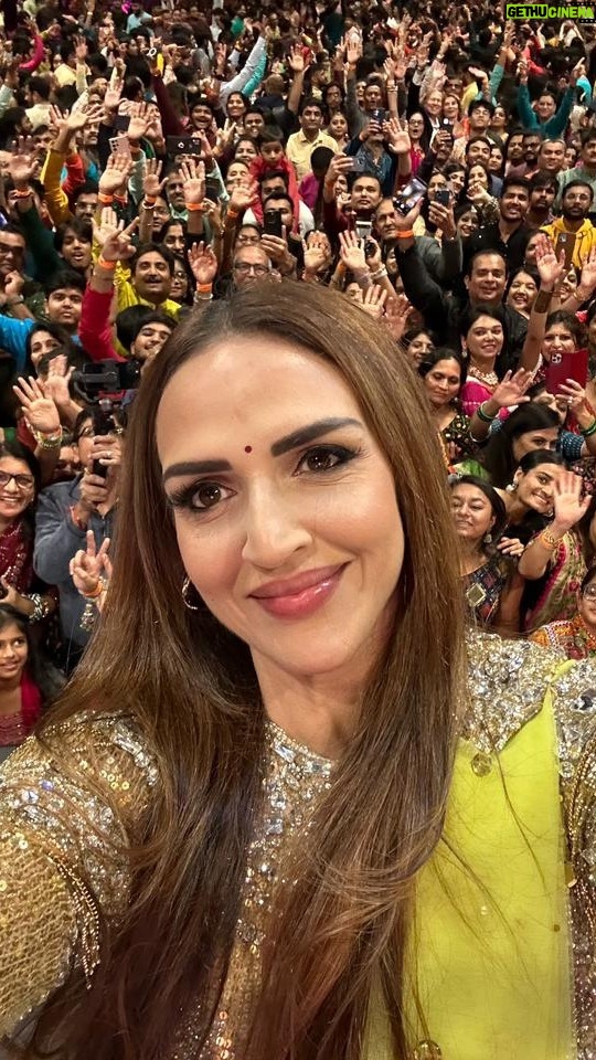 Esha Deol Instagram - Chicago 🫶🏼🤟🏻 absolutely awesome energy ♥🧿 thank you for all the love ! @palsandpeersentertainment #aboutlastnight #chicago #events #eshadeol #gratitude ♥🧿