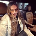 Esha Deol Instagram - 😍 “ keeping those rose tinted glasses on “ 😉 #rosetintedglasses #wednesdaywisdom #eshadeol #gratitude 🧿♥️