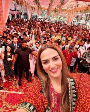 Esha Deol Instagram - #mondaymotivation “embrace the love received & don’t forget to give it back “ ♥️🧿
Recent trip to the beautiful #urttrakhand 
thank you peeps & love you too 🫶🏼

@swarnikajewelleryshowroom 
@zarjewelsofficial #eshadeol #india #jewellery #navami #navratri #gratitude ♥️🧿