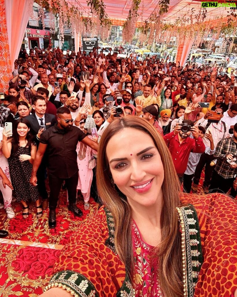 Esha Deol Instagram - #mondaymotivation “embrace the love received & don’t forget to give it back “ ♥🧿 Recent trip to the beautiful #urttrakhand thank you peeps & love you too 🫶🏼 @swarnikajewelleryshowroom @zarjewelsofficial #eshadeol #india #jewellery #navami #navratri #gratitude ♥🧿