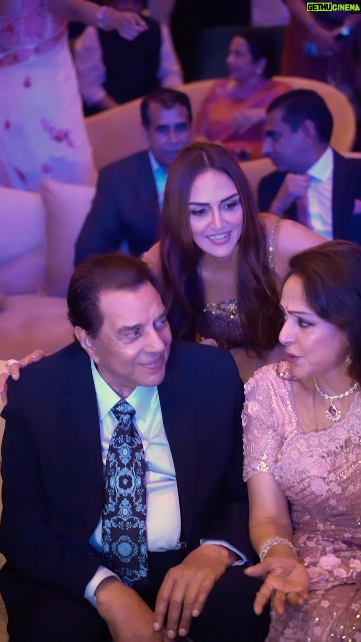 Esha Deol Instagram - A few glimpses from the dream girls birthday celebrations ✨ #dreamgirlsbirthday #happybirthday #hemamalini #dharmendra #eshadeol #throwbackthursday #gratitude ♥️🧿