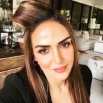 Esha Deol Instagram - To wherever the wind or should I say that roller on my head takes me 😜🤟🏻 Happy Sunday ! #eshasfavhomespot #funky #workingsunday #humor #lifeofanactor #workhardplayhard #lovemyjob #sundayfunday #sundayvibes #eshadeol #gratitude ♥️🧿