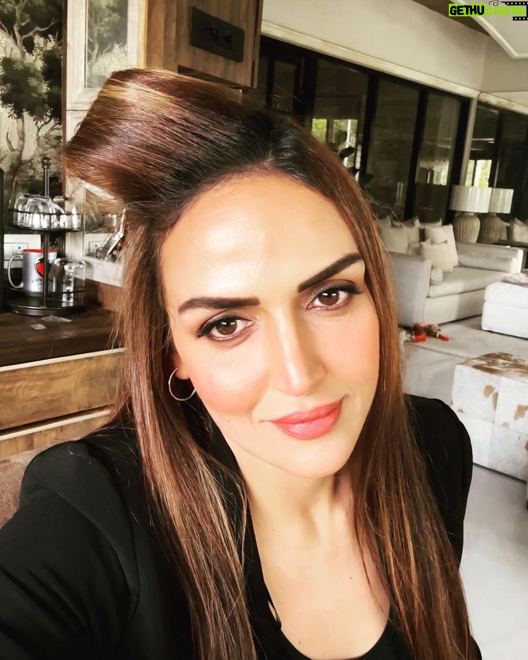 Esha Deol Instagram - To wherever the wind or should I say that roller on my head takes me 😜🤟🏻 Happy Sunday ! #eshasfavhomespot #funky #workingsunday #humor #lifeofanactor #workhardplayhard #lovemyjob #sundayfunday #sundayvibes #eshadeol #gratitude ♥️🧿