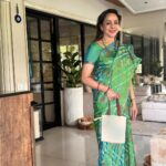 Esha Deol Instagram - In a world filled with designer wear the dream girl seems to be happy carrying a shopping bag as her purse - reason “ it’s easy all my stuff fits in so why not “ That’s what I call the simple pleasures in life. 😍🤩🤗♥️🧿 Way to go 👍🏼 love you mamma #eshasfavhomespot #dreamgirl #simplicity #beauty #mymother #easybreezy #hemamalini #eshadeol #gratitude ♥️🧿