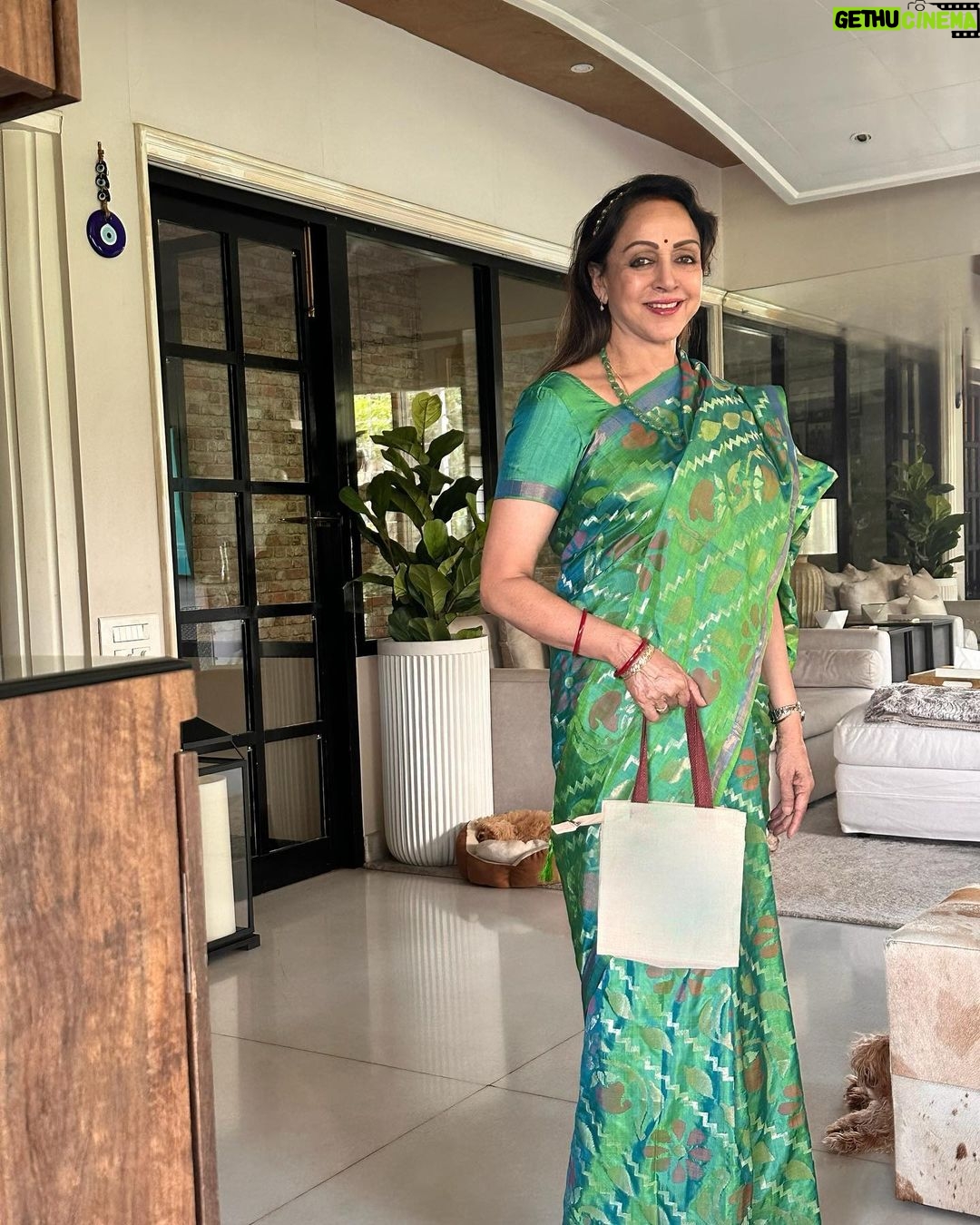 Esha Deol Instagram - In a world filled with designer wear the dream girl seems to be happy carrying a shopping bag as her purse - reason “ it’s easy all my stuff fits in so why not “ That’s what I call the simple pleasures in life. 😍🤩🤗♥️🧿 Way to go 👍🏼 love you mamma #eshasfavhomespot #dreamgirl #simplicity #beauty #mymother #easybreezy #hemamalini #eshadeol #gratitude ♥️🧿