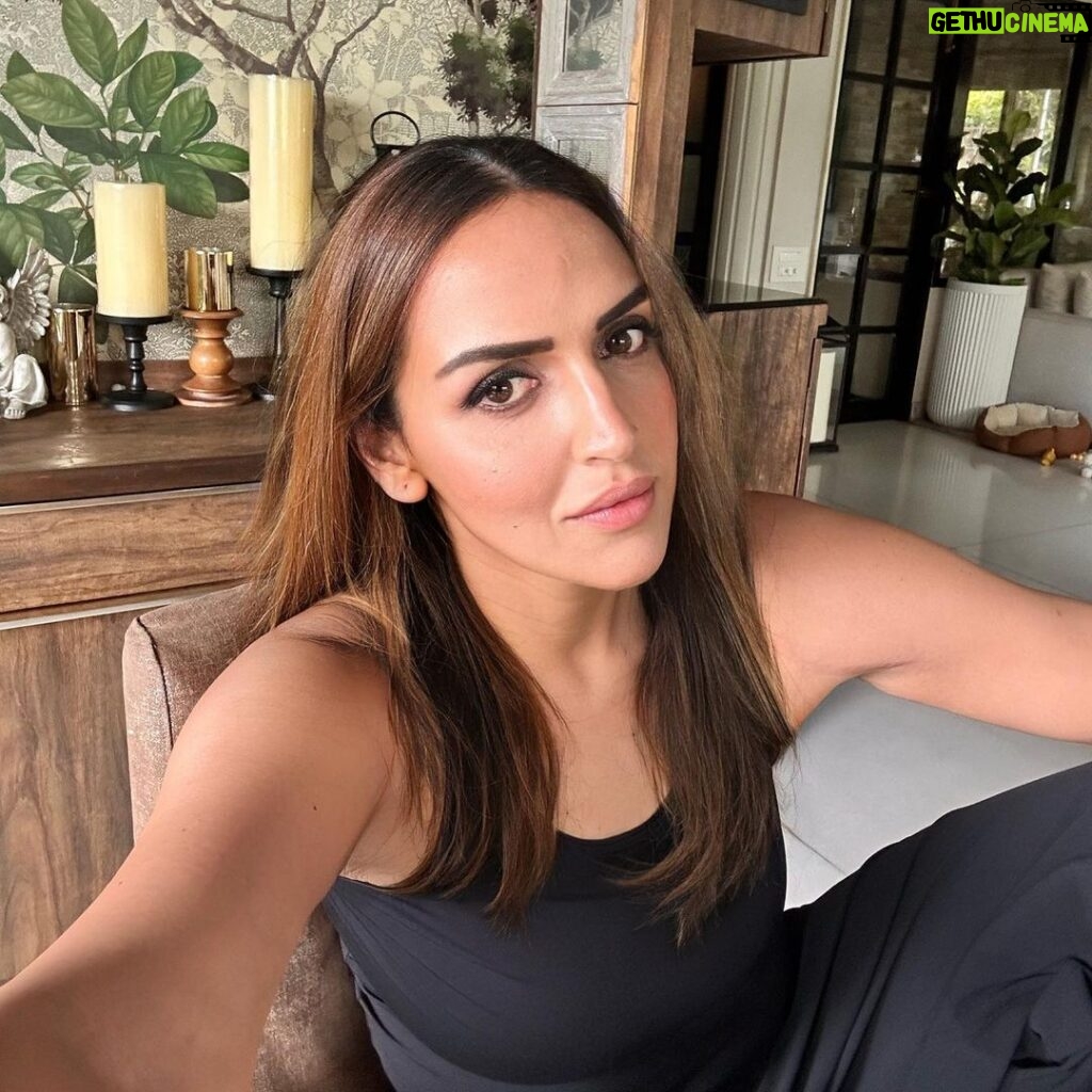 Esha Deol Instagram - What up 😉 Worked out & all set for a fun shoot at home today! #eshasfavhomespot #justanotherday #wednesdaywisdom #photooftheday #eshadeol #gratitude ♥️🧿