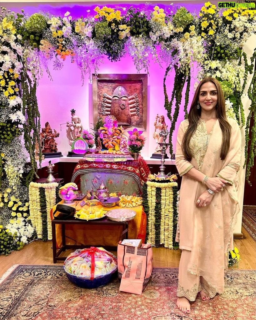 Esha Deol Instagram - Had a lovely gathering at home for our Ganpati Bappa ♥ with friends & family with lots of modaks, chaat & fun filled conversations. Wearing @payalsinghal Styled by @kareenparwani @dreamgirlhemamalini #ganpatibappamorya #homesweethome #friends #family #eshadeol #gratitude ♥🧿