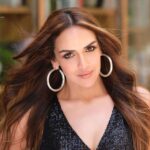 Esha Deol Instagram - 🦂🖤 EshaDeol X DabbooRatnani 📸 @dabbooratnani Assisted by @manishadratnani Outfit @rockystarofficial Location @one8.commune Makeup @ankitamanwanimakeupandhair Hair @fatima_dsouza Managed by @palsandpeersentertaintment Staff @shankarjadhav813 Assistant stylist @styledbynishhh PR @niluferq @hypenq_pr #Eshadeol #EdxDR #black #blacklove #bts #queen #photoshootbts #slay #behindthesceneswithesha #photoshoot