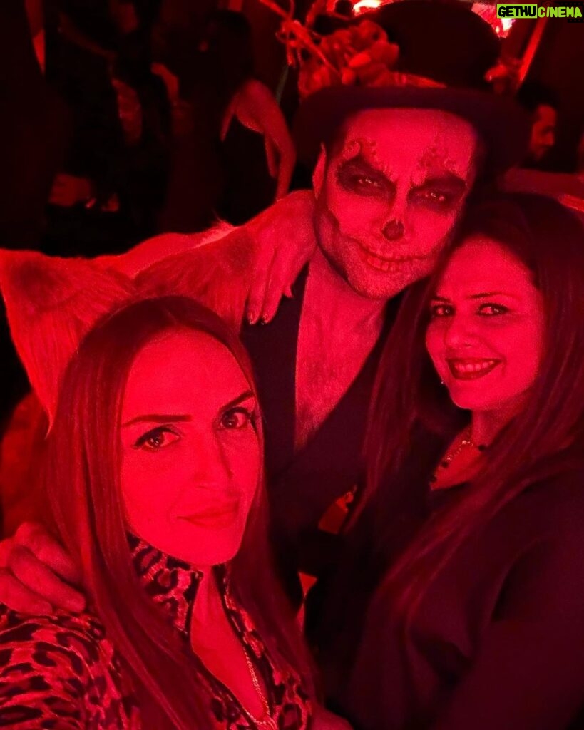 Esha Deol Instagram - Last week all of us actually took our Halloween avatars seriously 🤩 my brother @abhaydeol & I decided to go all out 🤟🏻 it was so much fun @suzkr thank you for a fantastic evening! @farahkhanali dancing with you was the highlight of the night we really got that groove on girl 🫶🏼 @tinadehal @orry1 🤗♥️ My HMU @tulsi5solanki @fatima_dsouza #halloween #halloweenmakeup #party #halloweenparty #mumbai #funnight #friends #family #gratitude ♥️🧿