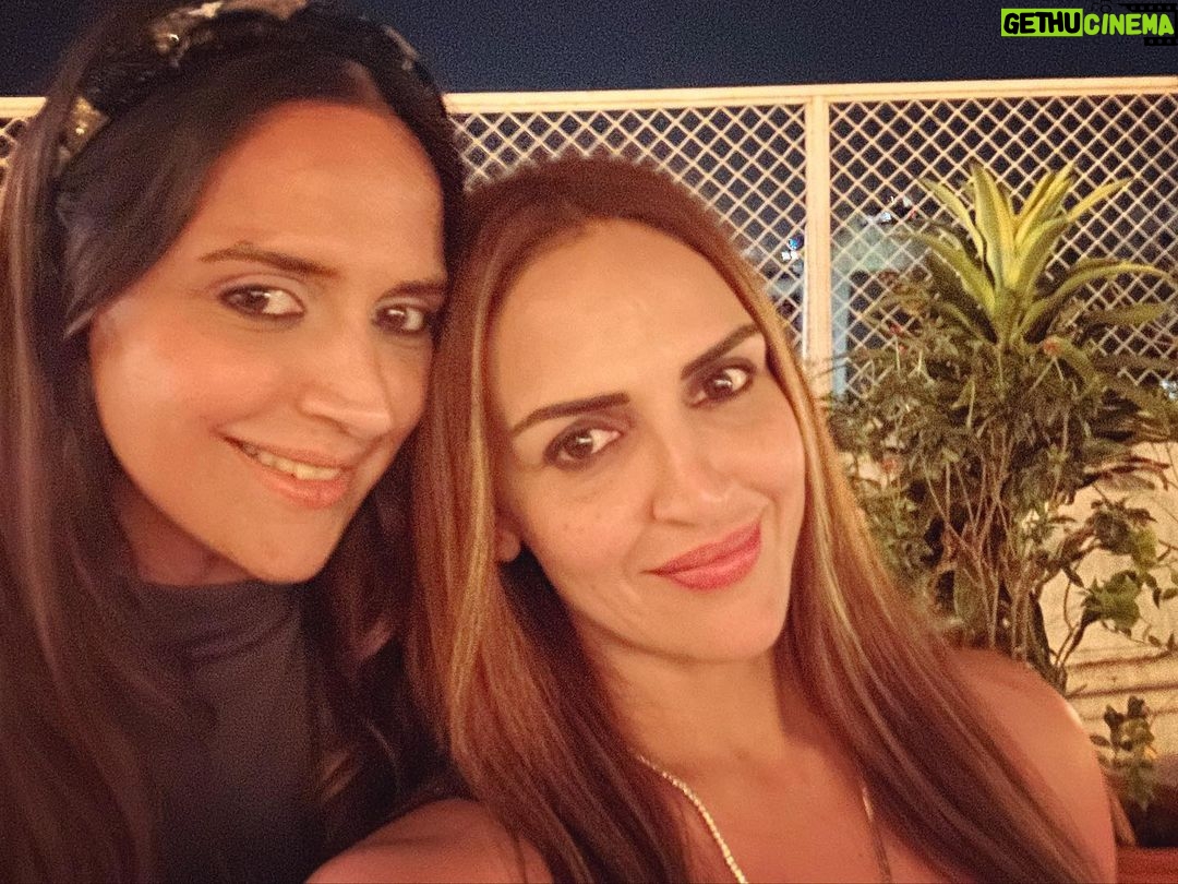 Esha Deol Instagram - With my squad.. a lovely chilled out evening ♥️🧿🫶🏼🤗♥️ @abhaydeol @ahana_deol_vohra @tinadehal @tusshark89 @itszayedkhan @neranee @kkapadias @avani.rai @smriti_khanna @mistergautam @fitnesswithsatya @neha_tanna_joshi #vaibhavvohra #mybirthday #party #aboutlastnight #rooftop #chillvibes #friends #family #gratitude ♥️🧿