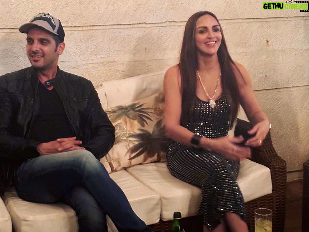 Esha Deol Instagram - With my squad.. a lovely chilled out evening ♥️🧿🫶🏼🤗♥️ @abhaydeol @ahana_deol_vohra @tinadehal @tusshark89 @itszayedkhan @neranee @kkapadias @avani.rai @smriti_khanna @mistergautam @fitnesswithsatya @neha_tanna_joshi #vaibhavvohra #mybirthday #party #aboutlastnight #rooftop #chillvibes #friends #family #gratitude ♥️🧿