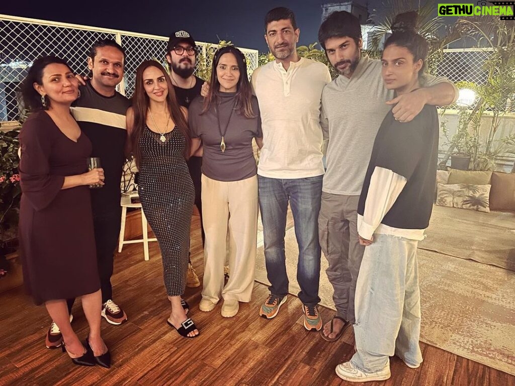 Esha Deol Instagram - With my squad.. a lovely chilled out evening ♥️🧿🫶🏼🤗♥️ @abhaydeol @ahana_deol_vohra @tinadehal @tusshark89 @itszayedkhan @neranee @kkapadias @avani.rai @smriti_khanna @mistergautam @fitnesswithsatya @neha_tanna_joshi #vaibhavvohra #mybirthday #party #aboutlastnight #rooftop #chillvibes #friends #family #gratitude ♥️🧿
