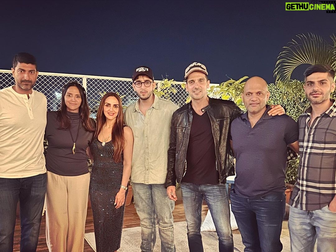 Esha Deol Instagram - With my squad.. a lovely chilled out evening ♥️🧿🫶🏼🤗♥️ @abhaydeol @ahana_deol_vohra @tinadehal @tusshark89 @itszayedkhan @neranee @kkapadias @avani.rai @smriti_khanna @mistergautam @fitnesswithsatya @neha_tanna_joshi #vaibhavvohra #mybirthday #party #aboutlastnight #rooftop #chillvibes #friends #family #gratitude ♥️🧿