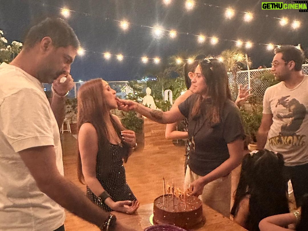 Esha Deol Instagram - With my squad.. a lovely chilled out evening ♥️🧿🫶🏼🤗♥️ @abhaydeol @ahana_deol_vohra @tinadehal @tusshark89 @itszayedkhan @neranee @kkapadias @avani.rai @smriti_khanna @mistergautam @fitnesswithsatya @neha_tanna_joshi #vaibhavvohra #mybirthday #party #aboutlastnight #rooftop #chillvibes #friends #family #gratitude ♥️🧿