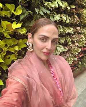 Esha Deol Instagram - Love & gratitude to all for the lovely birthday wishes & blessings coming my way ♥️🧿🙏🏼♥️ 😊
As always started my morning with a havan at home with my mother & my darling daughters ♥️🧿😊

@dreamgirlhemamalini @aapkadharam 
#itsmybirthday #love #gratitude ♥️🧿