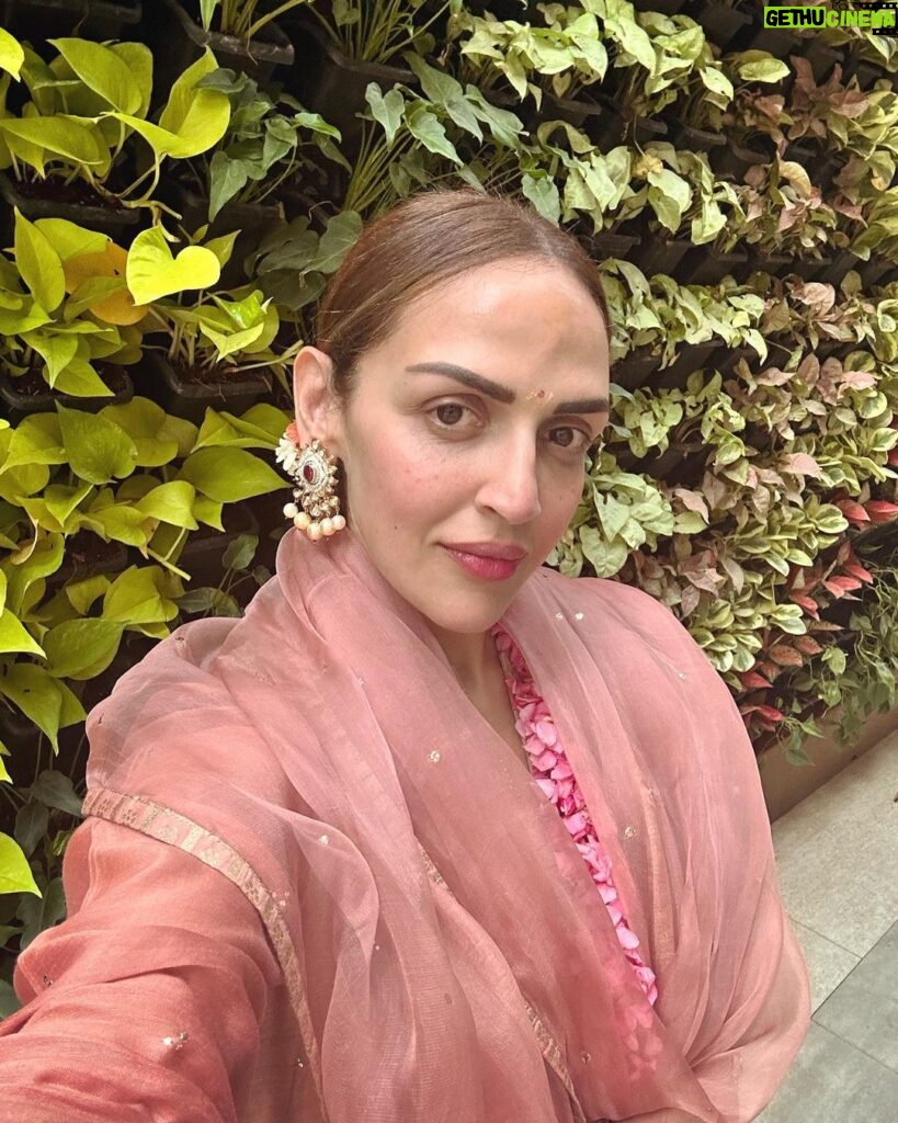 Esha Deol Instagram - Love & gratitude to all for the lovely birthday wishes & blessings coming my way ♥️🧿🙏🏼♥️ 😊 As always started my morning with a havan at home with my mother & my darling daughters ♥️🧿😊 @dreamgirlhemamalini @aapkadharam #itsmybirthday #love #gratitude ♥️🧿