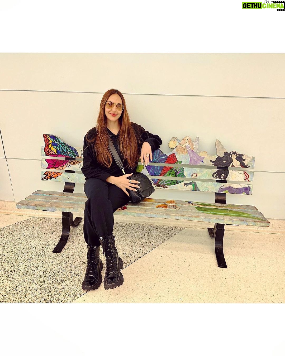 Esha Deol Instagram - From takeoffs to landings & …everything in between 🫶🏼 On my recent work trip that was filled with meeting lots of lovely people .. full of energy 💪🏼♥️🧿 much love & gratitude to everyone I met in 🇺🇸 @palsandpeersentertainment #travel #usa🇺🇸 #workmode #airport #india #gratitude ♥️🧿