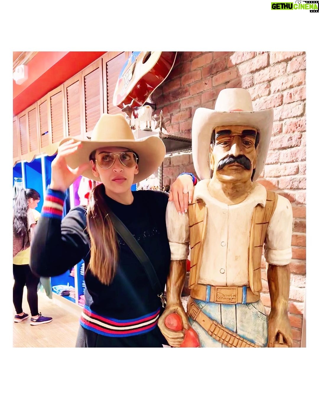 Esha Deol Instagram - From takeoffs to landings & …everything in between 🫶🏼 On my recent work trip that was filled with meeting lots of lovely people .. full of energy 💪🏼♥️🧿 much love & gratitude to everyone I met in 🇺🇸 @palsandpeersentertainment #travel #usa🇺🇸 #workmode #airport #india #gratitude ♥️🧿