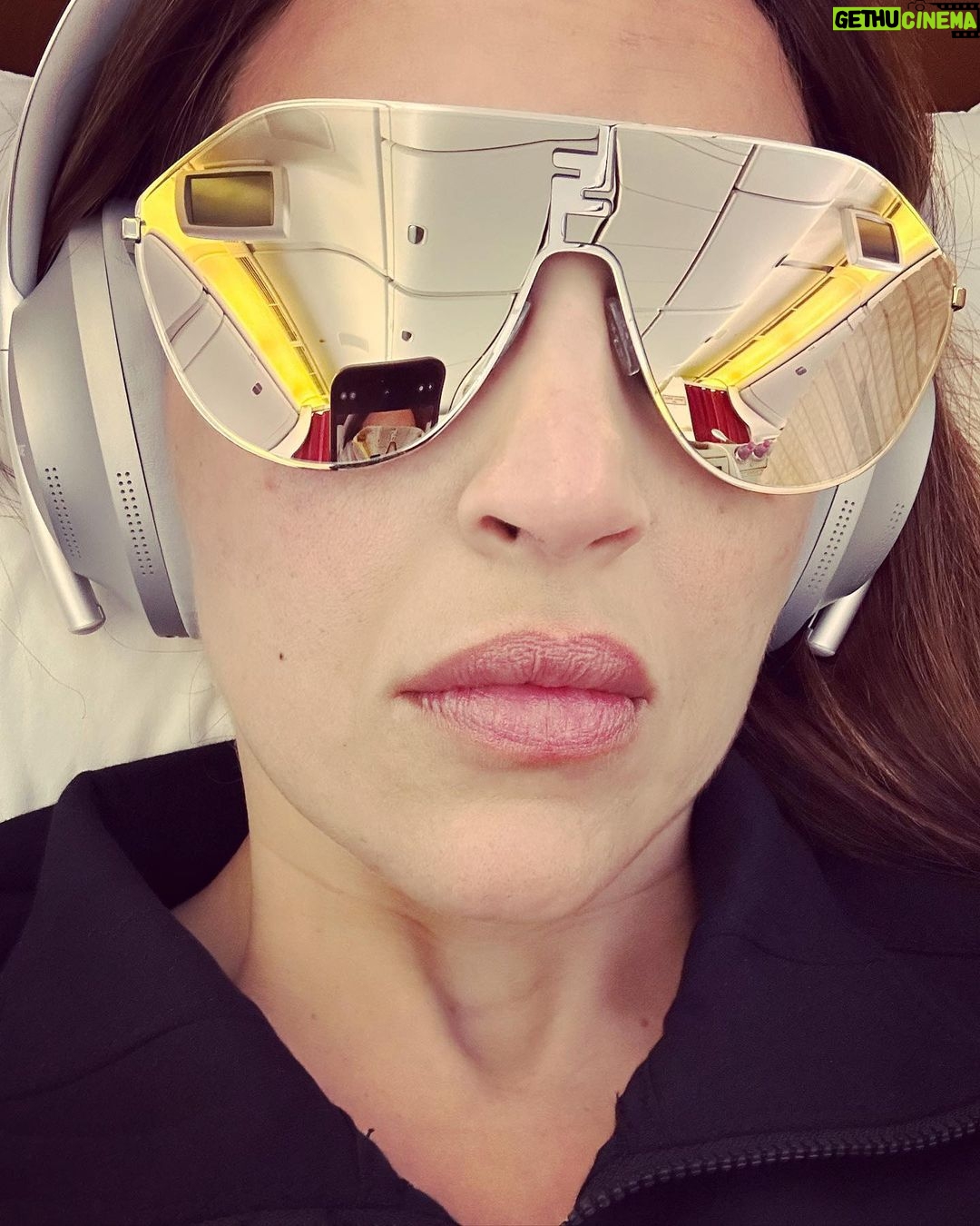 Esha Deol Instagram - From takeoffs to landings & …everything in between 🫶🏼 On my recent work trip that was filled with meeting lots of lovely people .. full of energy 💪🏼♥️🧿 much love & gratitude to everyone I met in 🇺🇸 @palsandpeersentertainment #travel #usa🇺🇸 #workmode #airport #india #gratitude ♥️🧿
