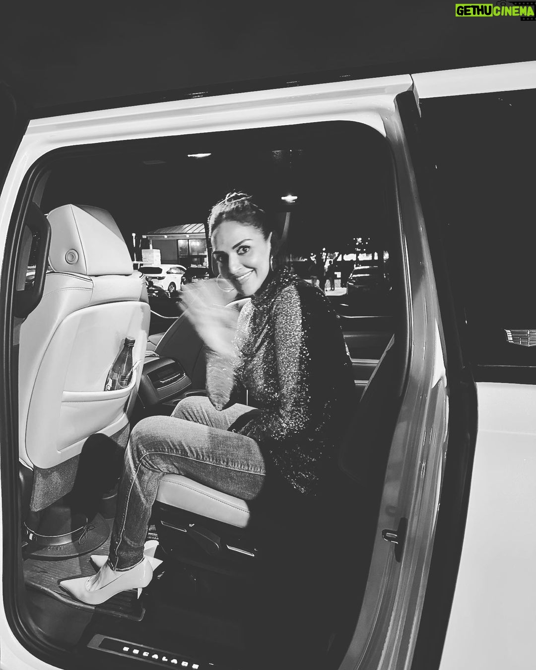 Esha Deol Instagram - From takeoffs to landings & …everything in between 🫶🏼 On my recent work trip that was filled with meeting lots of lovely people .. full of energy 💪🏼♥️🧿 much love & gratitude to everyone I met in 🇺🇸 @palsandpeersentertainment #travel #usa🇺🇸 #workmode #airport #india #gratitude ♥️🧿