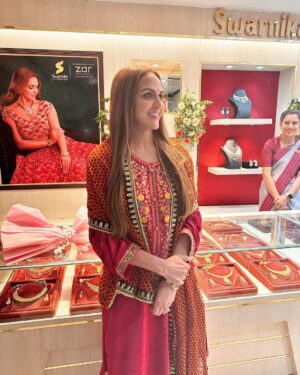 Esha Deol Instagram - #mondaymotivation “embrace the love received & don’t forget to give it back “ ♥️🧿
Recent trip to the beautiful #urttrakhand 
thank you peeps & love you too 🫶🏼

@swarnikajewelleryshowroom 
@zarjewelsofficial #eshadeol #india #jewellery #navami #navratri #gratitude ♥️🧿