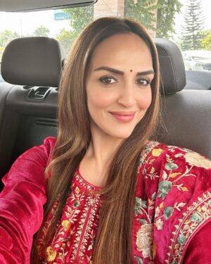 Esha Deol Instagram - #mondaymotivation “embrace the love received & don’t forget to give it back “ ♥️🧿
Recent trip to the beautiful #urttrakhand 
thank you peeps & love you too 🫶🏼

@swarnikajewelleryshowroom 
@zarjewelsofficial #eshadeol #india #jewellery #navami #navratri #gratitude ♥️🧿