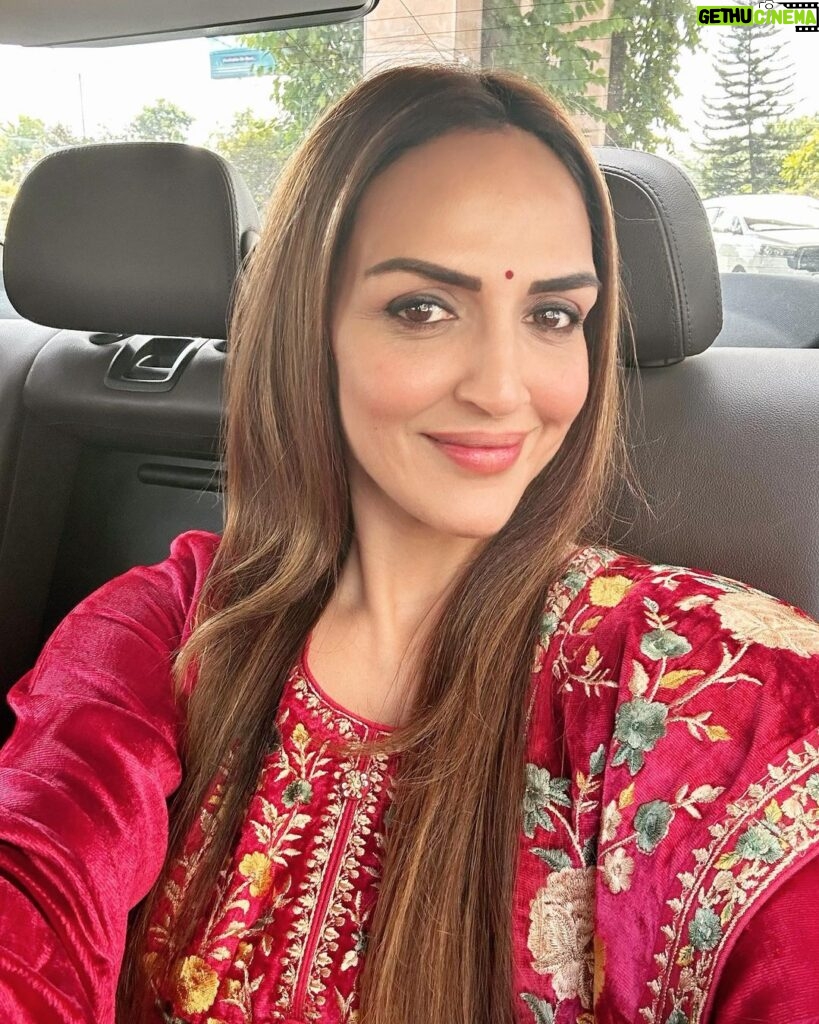 Esha Deol Instagram - #mondaymotivation “embrace the love received & don’t forget to give it back “ ♥️🧿 Recent trip to the beautiful #urttrakhand thank you peeps & love you too 🫶🏼 @swarnikajewelleryshowroom @zarjewelsofficial #eshadeol #india #jewellery #navami #navratri #gratitude ♥️🧿