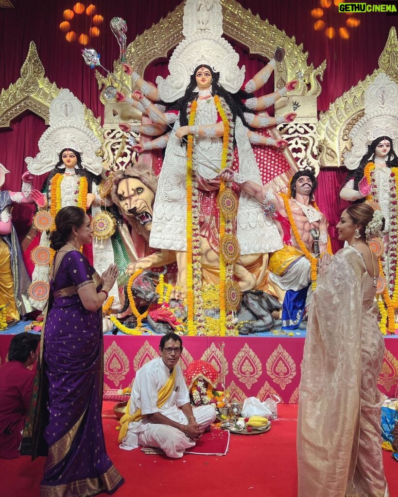 Esha Deol Instagram - Saptami pooja & bhog today at my dear Rani’s with my mum .. absolutely divine ♥️🧿 Navratri blessings to all 🙏🏼 @dreamgirlhemamalini #saptami #navratri #navratripooja #bhog #goddess #divine #ranimukherjee #hemamalini #eshadeol #gratitude ♥️🧿