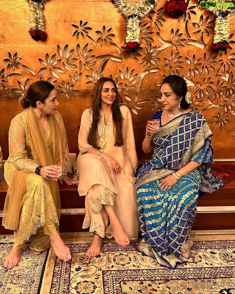 Esha Deol Instagram - Had a lovely gathering at home for our Ganpati Bappa ♥️ with friends & family with lots of modaks, chaat & fun filled conversations. Wearing @payalsinghal Styled by @kareenparwani @dreamgirlhemamalini #ganpatibappamorya #homesweethome #friends #family #eshadeol #gratitude ♥️🧿