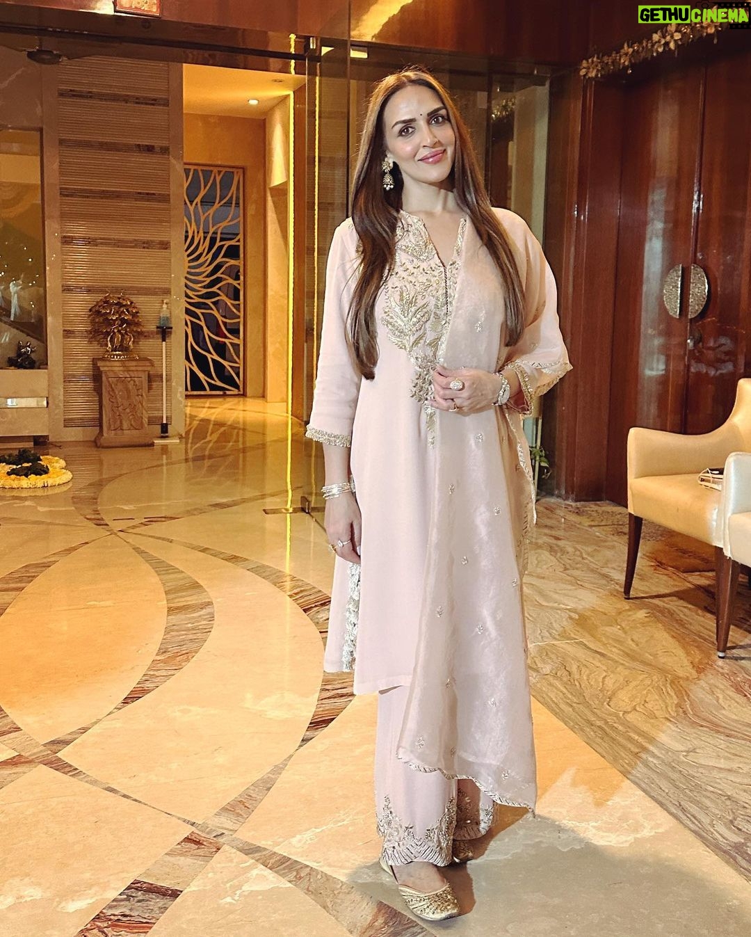 Esha Deol Instagram - Had a lovely gathering at home for our Ganpati Bappa ♥️ with friends & family with lots of modaks, chaat & fun filled conversations. Wearing @payalsinghal Styled by @kareenparwani @dreamgirlhemamalini #ganpatibappamorya #homesweethome #friends #family #eshadeol #gratitude ♥️🧿
