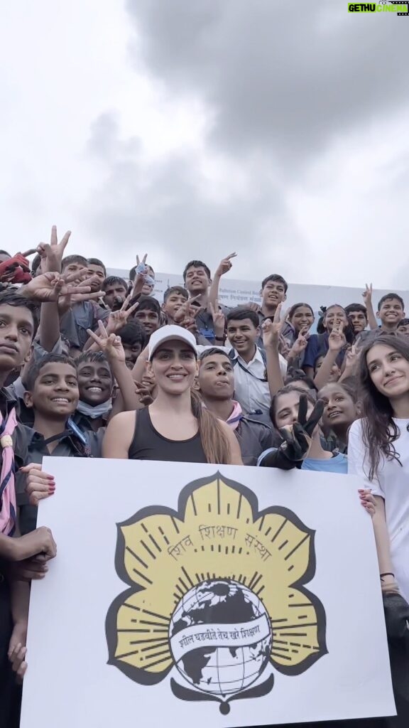 Esha Deol Instagram - This morning for the much needed Mithi river with Bhamla Foundation & thousands of youngsters we together made waves of change on National Cleanup Day! Let’s restore the beauty of our beaches together. 🌊🌴 #CleanUpWithBhamla #BeachCleanupDay #EshaDeol #MithiNadi #CleanaThon #SavingOurHome #SavePlanet #Reels #Reelitfeelit #mumbai #mithiriver #SpreadingAwarness #Gratitude ♥🧿 @bhamlafoundation @earthpoetry_india to save OUR MITHI River ! @saherbhamla @shombi.sharp @narwekarrahulmla itsrahulshewale
