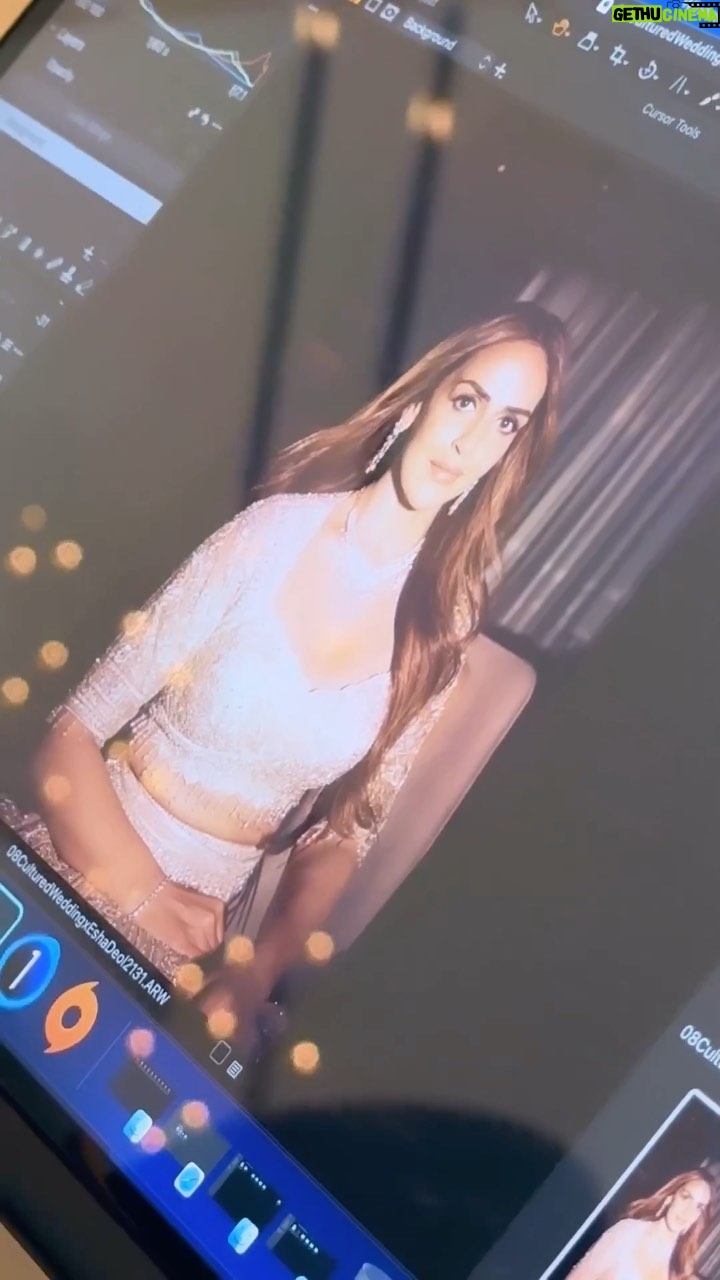 Esha Deol Instagram - Magazine: @culturedwedding Managing Editor: @yadav_manjeet Business Head: @divyanijain1925 Photographer: @visualaffairs_va Stylist: @juhi.ali Make-up: @ankitamanwanimakeupandhair Hair: @fatima_dsouza Outfit: @shakuntlamxclusif Jewellery: @notandas_jewellers Location: @radissonblumumbaiairport Cinematographer: @chalchitrakar Artist PR: @hypenq_pr Co-ordinated by: @nadiiaamalik Reels @bea_nayak #reelsinstagram #trendingreels #eshadeol ♥️🧿