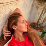 Esha Deol Instagram - Laughter is the best medicine 👍🏼 When u are sitting next to ummmmh!!! Well let’s just say a happy go lucky fellow 🙈😄 Keep smiling people! ♥️ #justforlaughs #keepsmiling #laughter #mondaymotivation #jokes #just #laugh #gratitude ♥️🧿