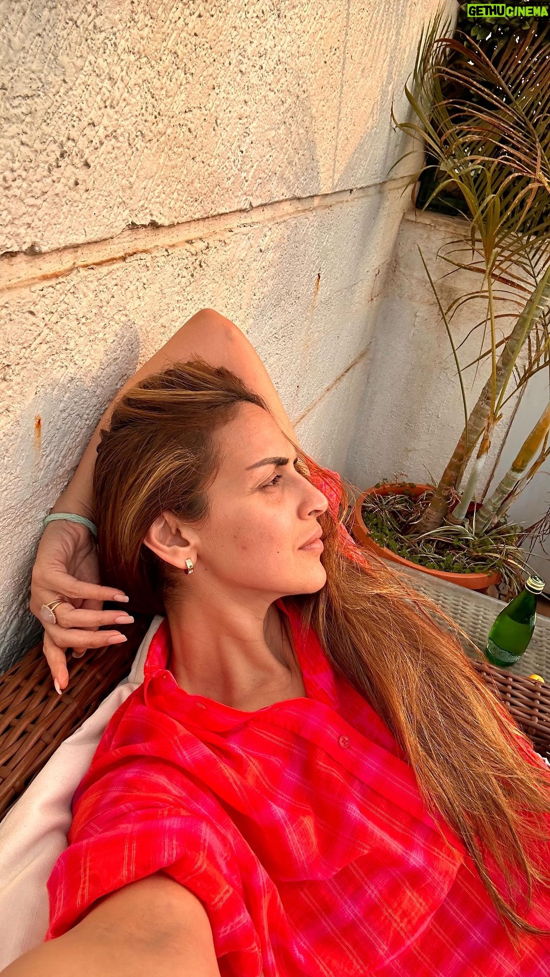 Esha Deol Instagram - Laughter is the best medicine ππΌ When u are sitting next to ummmmh!!! Well letβs just say a happy go lucky fellow ππ Keep smiling people! β₯οΈ #justforlaughs #keepsmiling #laughter #mondaymotivation #jokes #just #laugh #gratitude β₯οΈπ§Ώ