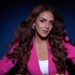 Esha Deol Instagram – The best always choose the best….. Snack smarter with Venky’s chicken 

#edt #eshadeolxvenkys #bosslady
#brandambassador #chicken #cuisine #loveit #foodlove #betterchickenmakesbetterchicken #reelsinstagram #pinksuit #pink #venkyschicken #esha #reelsvideo #trending #trendingreel #gratitude ♥️🧿