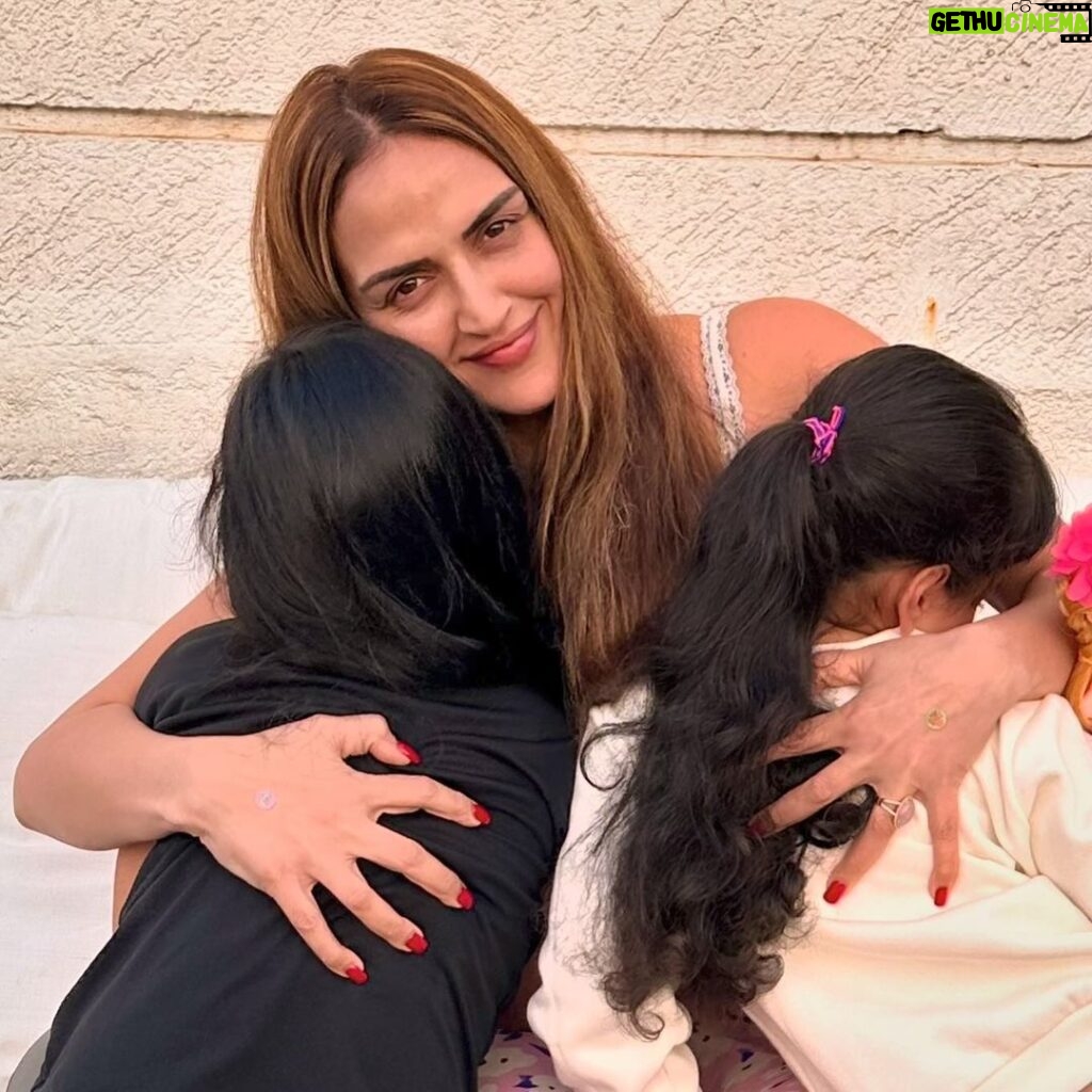 Esha Deol Instagram - 2024 here we come ♥♥♥ 💪🏼🧿 Wishing you all a very happy new year 🥳 #motheranddaughter #love #family #mybabies #takingminewithmeintothenewyear #happynewyear #gratitude ♥🧿