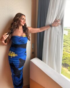 Esha Deol Instagram - 💙💙🧿💙💙 Hello Delhi 👍🏼 HMU @_narendrajadhav_ @surve.jaya Managed by @palsandpeersentertainment #events #delhi #travel #workmode #actorslife #eshadeol #gratitude ♥️🧿