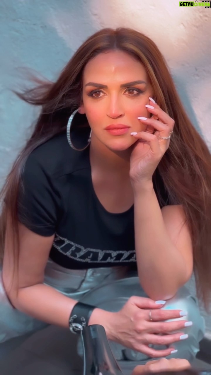Esha Deol Instagram - 🖤🤍♥️🤍🖤 🎞️Reels by - @bea_nayak 📸Photographer - @tinadehal 💄HMU - @fatima_dsouza @ankitamanwanimakeupandhair 💃🏻Styled by - @imeshadeol ♥️Managed by -@palsandpeersentertainment 🕺🏼Staff - @shankarjadhav813 #esha #eshadeol #edt #eshadeolxtinadehal #photoshoot #photooftheday #black #dramatic #actorslife #blacklove #eyes #shoot #shootlife #blackandsilver #reels #reelitfeelit #viral #trending #trendingreels #explore #explorepage #gratitude ♥️🧿