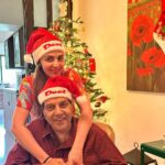 Esha Deol Instagram - Merry Christmas 🎄 ♥️🧑🏻‍🎄🎅🏼♥️🧿 @aapkadharam ♥️♥️♥️🧿 @babblewrap_gift we ♥️the Santa टोपी #merrychristmas #santaclaus #love #joy #family #fatherdaughter #mondaymotivation #gratitude ♥️🧿