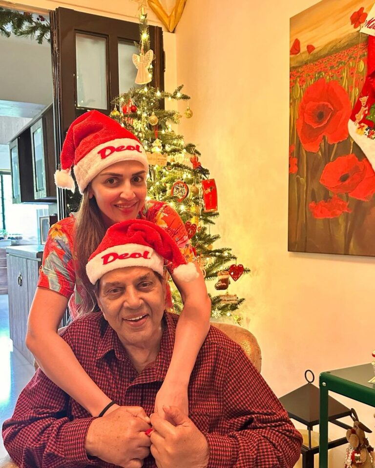 Esha Deol Instagram - Merry Christmas 🎄 ♥️🧑🏻‍🎄🎅🏼♥️🧿 @aapkadharam ♥️♥️♥️🧿 @babblewrap_gift we ♥️the Santa टोपी #merrychristmas #santaclaus #love #joy #family #fatherdaughter #mondaymotivation #gratitude ♥️🧿