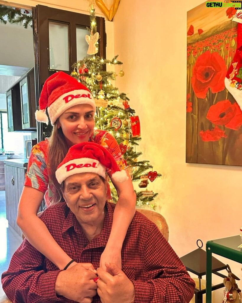 Esha Deol Instagram - Merry Christmas 🎄 ♥🧑🏻‍🎄🎅🏼♥🧿 @aapkadharam ♥♥♥🧿 @babblewrap_gift we ♥the Santa टोपी #merrychristmas #santaclaus #love #joy #family #fatherdaughter #mondaymotivation #gratitude ♥🧿