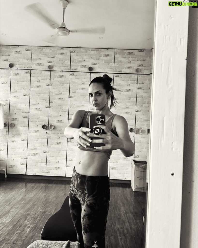 Esha Deol Instagram - & I see it slowly but surely 💪🏼🧿 “No pain no gain” is our fitness mantra है ना मेरे @fitnesswithsatya #keepgoing #keeptrying #stayfit #abs #absworkout #eshadeol #gratitude 🧿♥️