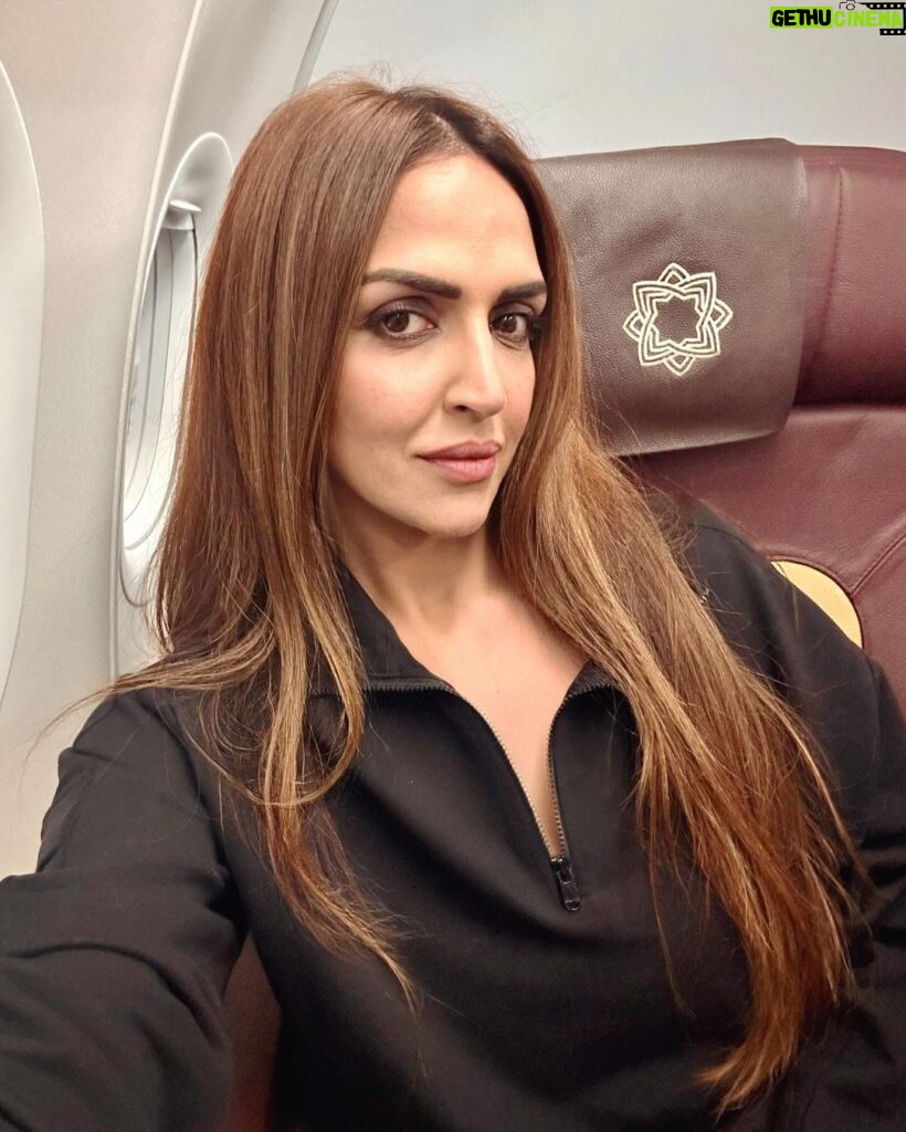 Esha Deol Instagram - Fly like a butterfly 🦋 sting like a bee 🐝 coz I’m ED 🤣🫶🏼 Flight selfie’s are a no brainier!! Agree ? #earlymorning #flights #nobrainer #keepmoving #workmode #gratitude ♥🧿