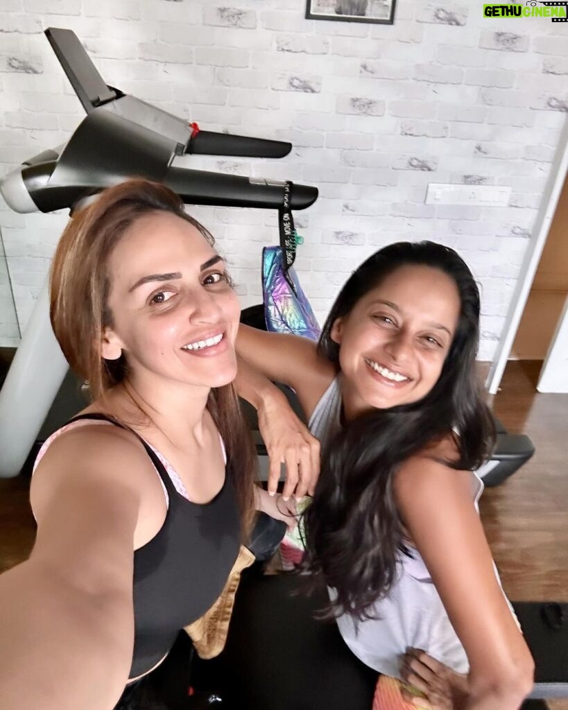 Esha Deol Instagram - These days our hangouts are workouts.. when ur bff is in town you become her trainer 💪🏼♥️🧿🤗 @chefchinuvaze I hope ur sore tomorrow 🤣🙌🏻 #workitbaby #bff #workout #fitnessmotivation #gratitude ♥️🧿