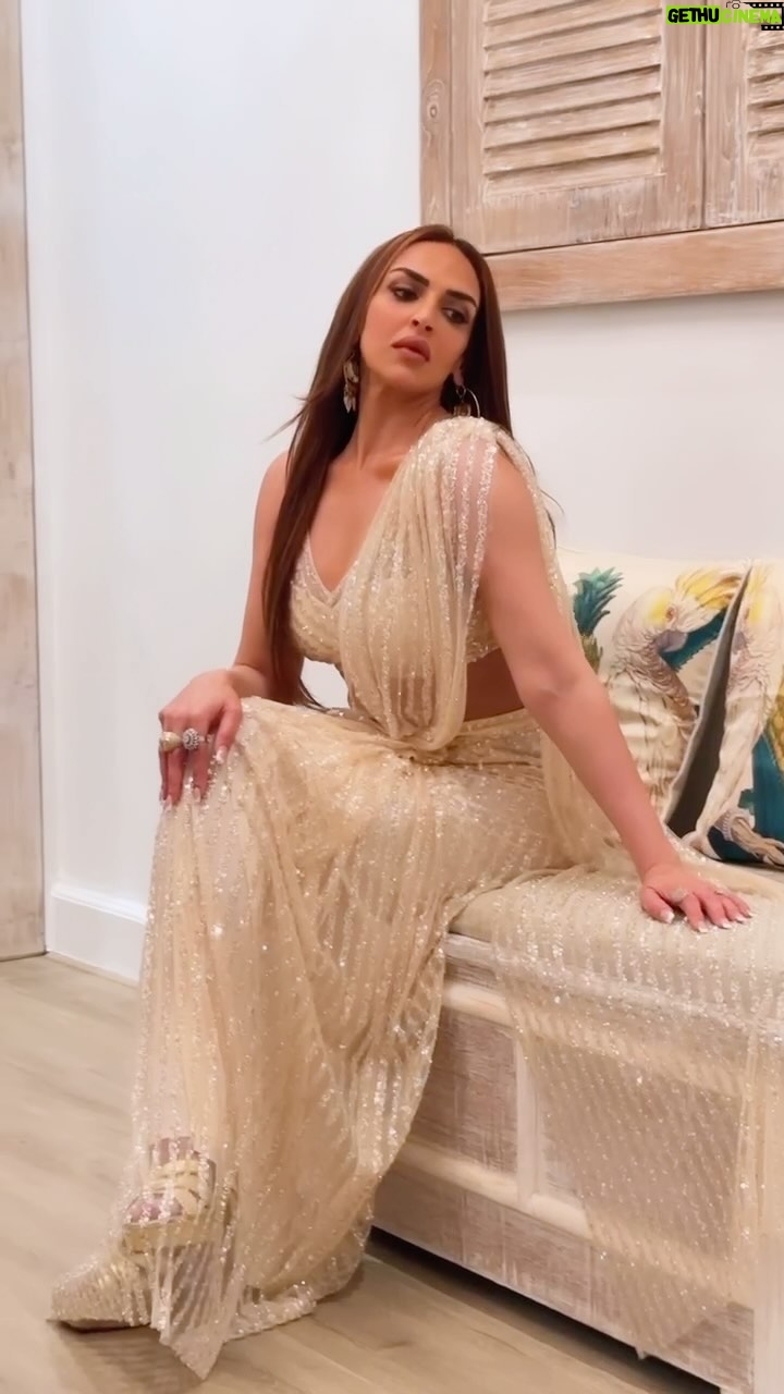 Esha Deol Instagram - Wearing @neeta_lulla @houseofneetalulla HMU @_narendrajadhav_ @fatima_dsouza Reels @bea_nayak @hypenq_pr @palsandpeersentertainment #ED #Saree #AwardsNight #AllGlittersGlows #BinTere #Reels #ReelitFeelIt #Trending #glam #sari #fridaynight #event #lookgood #love #gratitude ♥️🧿