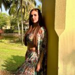Esha Deol Instagram - 💛💙💜🩵💛 Styled by: @kareenparwani Outfit: @shivaliahmedabad @sonyashaikh Earrings: @rubans.in @oakpinionpr HMU @surve.jaya @shankarjadhav813 #bohostyle #sunshine #sunday #weekendvibes #gratitude ♥️🧿