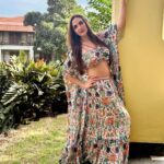 Esha Deol Instagram - 💛💙💜🩵💛 Styled by: @kareenparwani Outfit: @shivaliahmedabad @sonyashaikh Earrings: @rubans.in @oakpinionpr HMU @surve.jaya @shankarjadhav813 #bohostyle #sunshine #sunday #weekendvibes #gratitude ♥️🧿