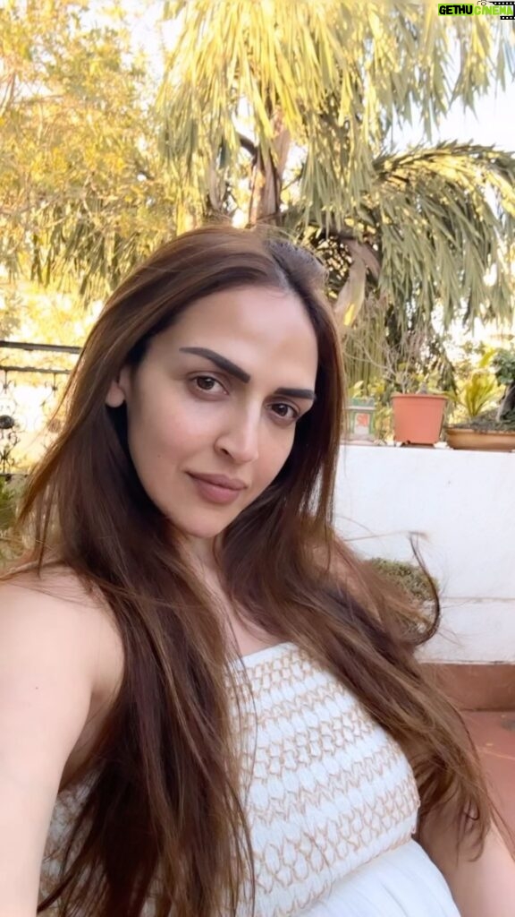 Esha Deol Instagram - Mother nature 💚 Living in a concrete jungle it’s so important to find your little peaceful space under the sky with plants surrounding you & grass grounding you ! #mothernature #naturelovers #grounding #wednesdaywisdom #myhappyplace #love #gratitude ♥🧿