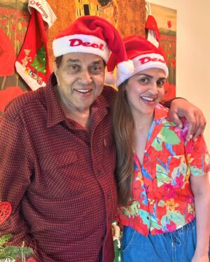 Esha Deol Instagram - Merry Christmas 🎄 
♥️🧑🏻‍🎄🎅🏼♥️🧿

@aapkadharam ♥️♥️♥️🧿

@babblewrap_gift  we ♥️the Santa टोपी 
#merrychristmas #santaclaus #love #joy #family #fatherdaughter #mondaymotivation #gratitude ♥️🧿